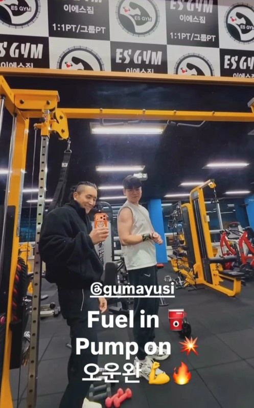 健身教练分享与Gumayusi健身房合照：进行力量训练